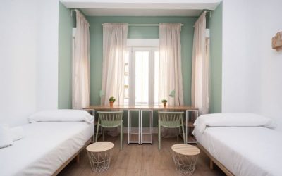 Habitación doble con dos camas y escritorio en el edificio Baltasar Gracián 9.